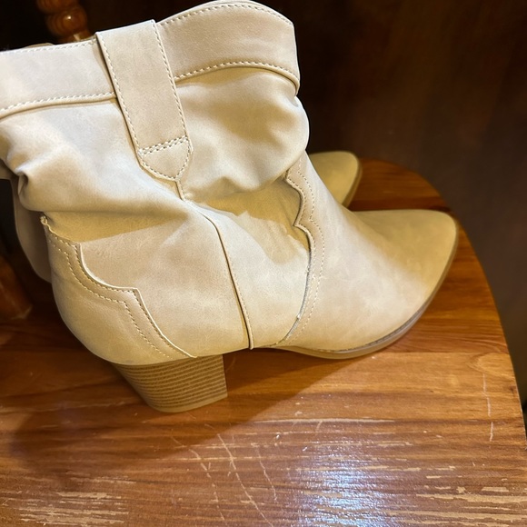 Women’s booties - Picture 2 of 2